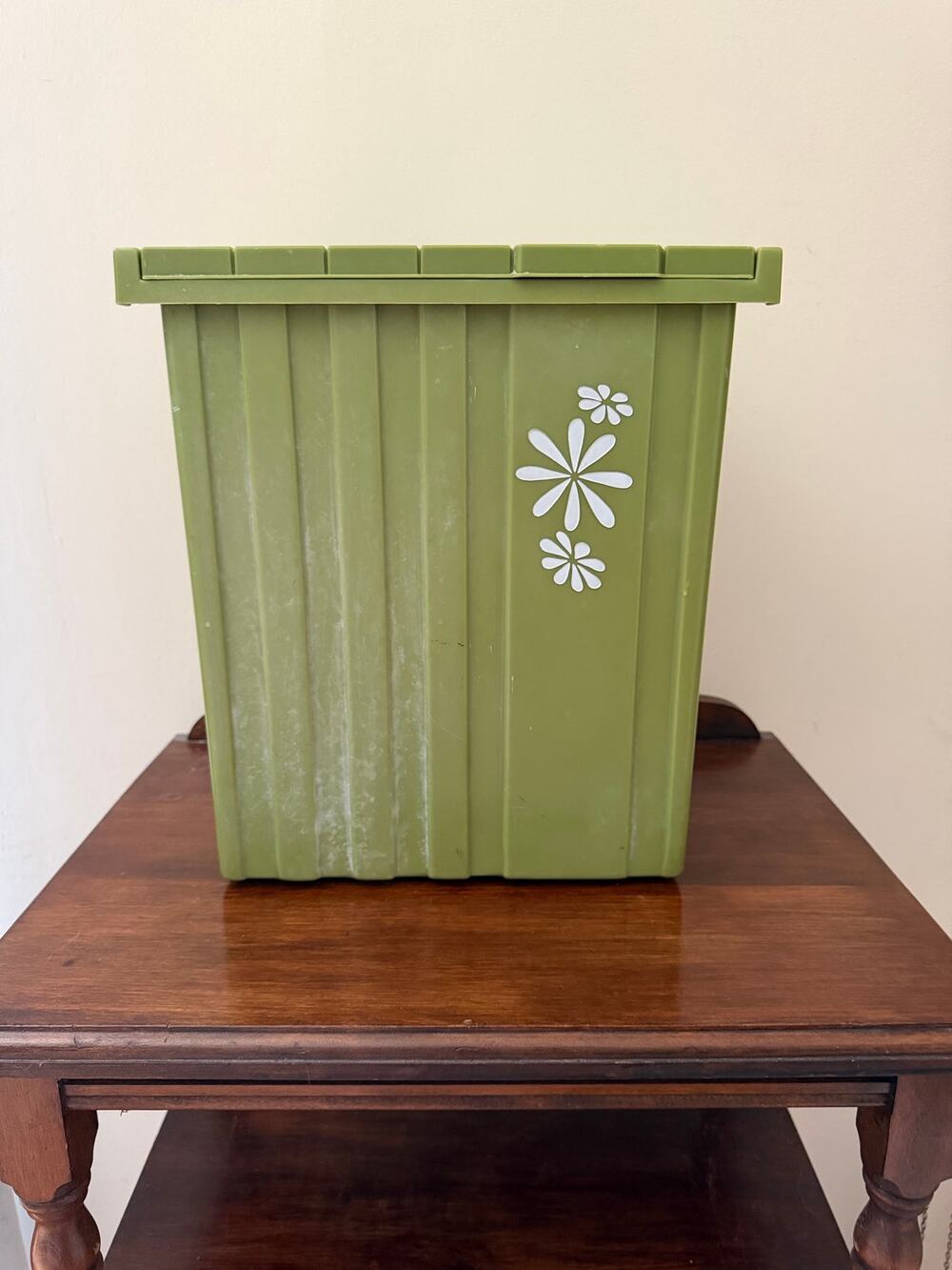 vintage Retro 1970s avocado green lidded trash can Fesco Y-123